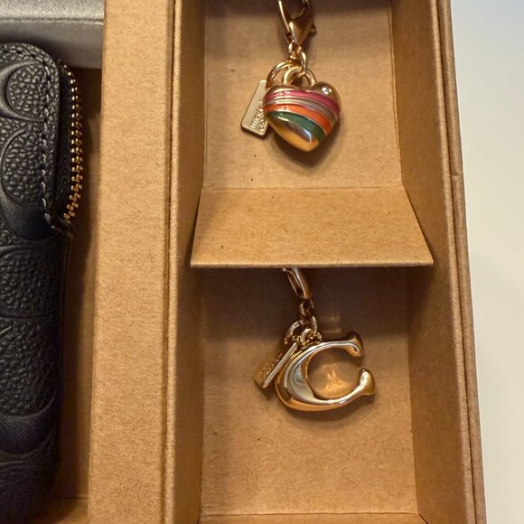 NWB Coach Boxed Long Zip Around Wallet In Signature Leather w/2 Charms Gift! - Picture 6 of 8